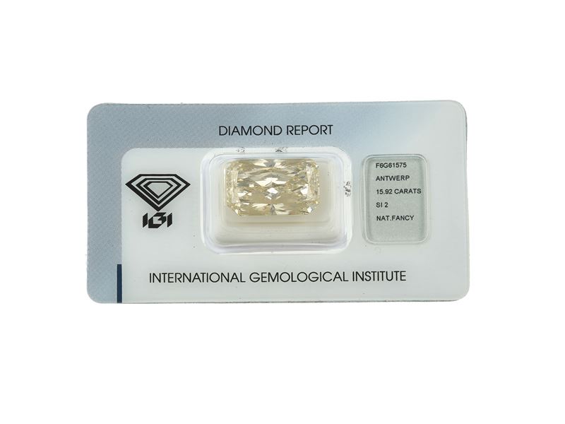 Cut-cornered rectagular modified brilliant-cut diamond weighing 15.92 carats, fancy light brownish yellow, clarity SI2, fluorescence strong. Gemmological Report IGI Antwerp n. F6G61575  - Auction Fine Jewels - Cambi Casa d'Aste