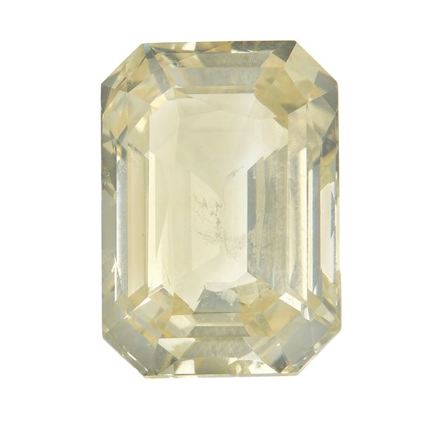 Yellow sapphire weighing 42.17 carats. Gemmological Report Lotus Gold n. 7980-9804