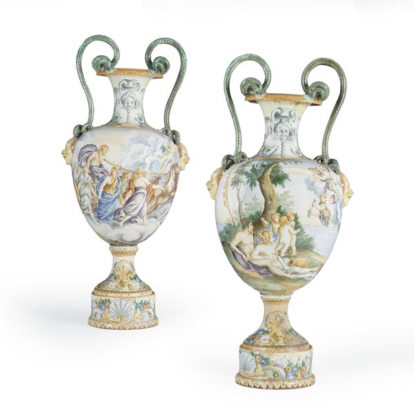 Coppia di vasi istoriati su basi. Italia centrale, 1900 ca.