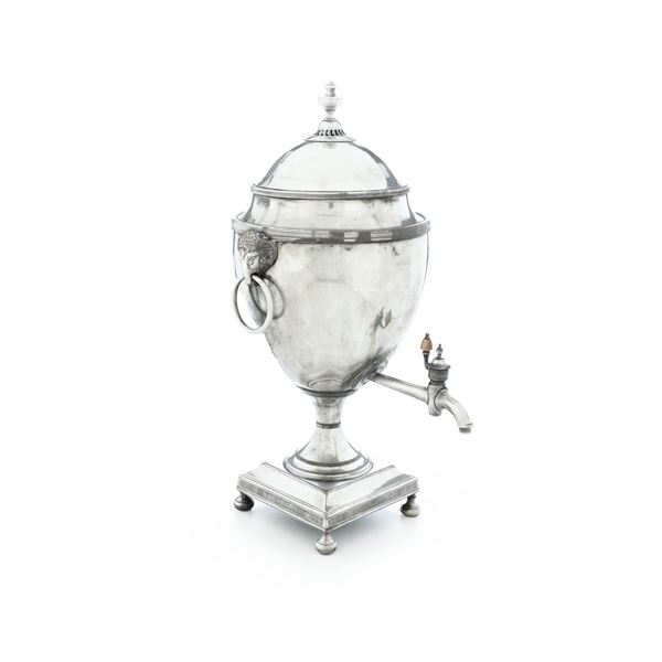 Samovar in metallo argentato. XX secolo