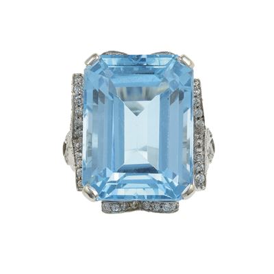 Anello con topazio azzurro, montatura in oro bianco 750/1000