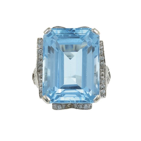 Anello con topazio azzurro