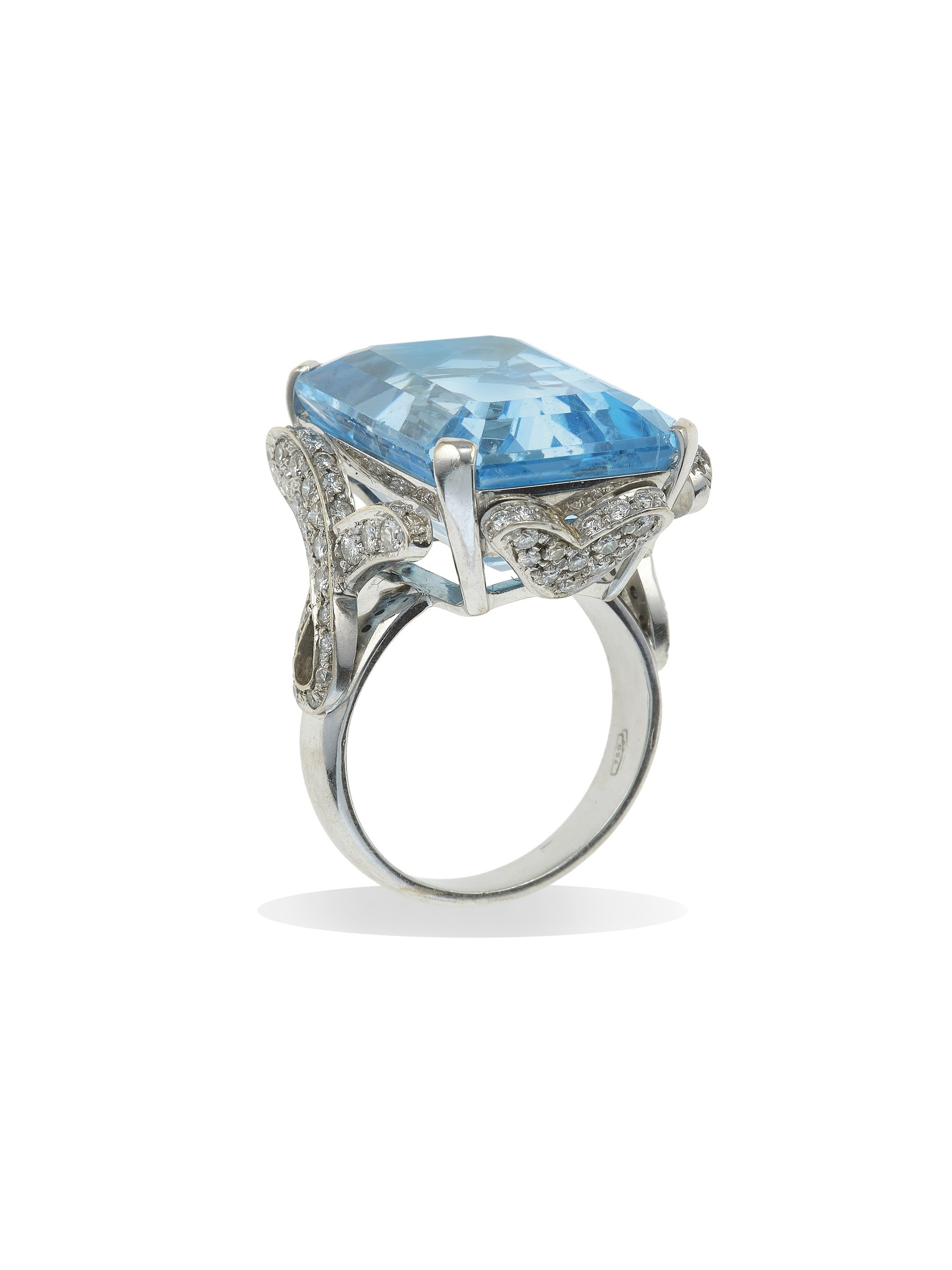 Anello con topazio azzurro, montatura in oro bianco 750/1000