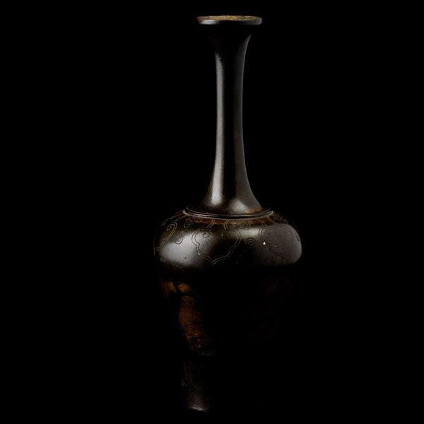 Vasetto in bronzo con pennellate in oro e motivi geometrici intagliati, Cina, Dinastia Qing (1644-1912)