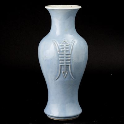 Vaso in porcellana Claire de Lune, figura a rilievo, Cina, Dinastia Qing, fine XIX secolo