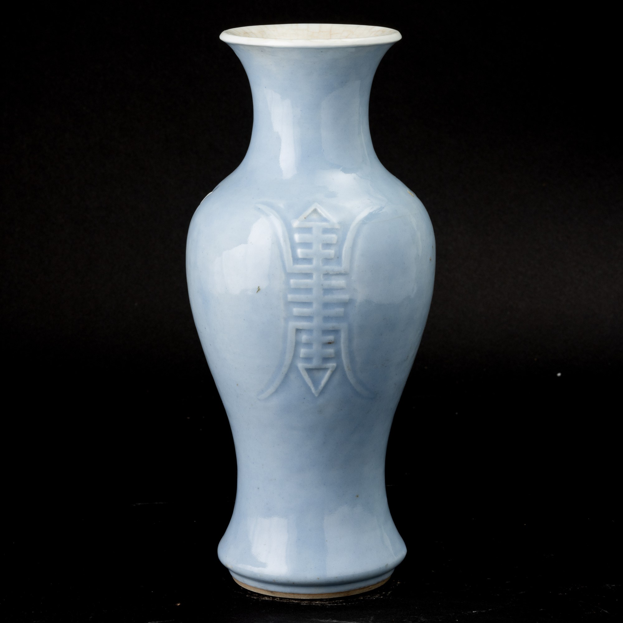 Vaso in porcellana Claire de Lune, figura a rilievo, Cina, Dinastia Qing, fine XIX secolo