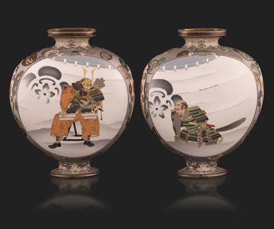 Rara Coppia di Moon Flask Cloisonné con Figure di Samurai e di Anatre nello Stagno in Paesaggio I...