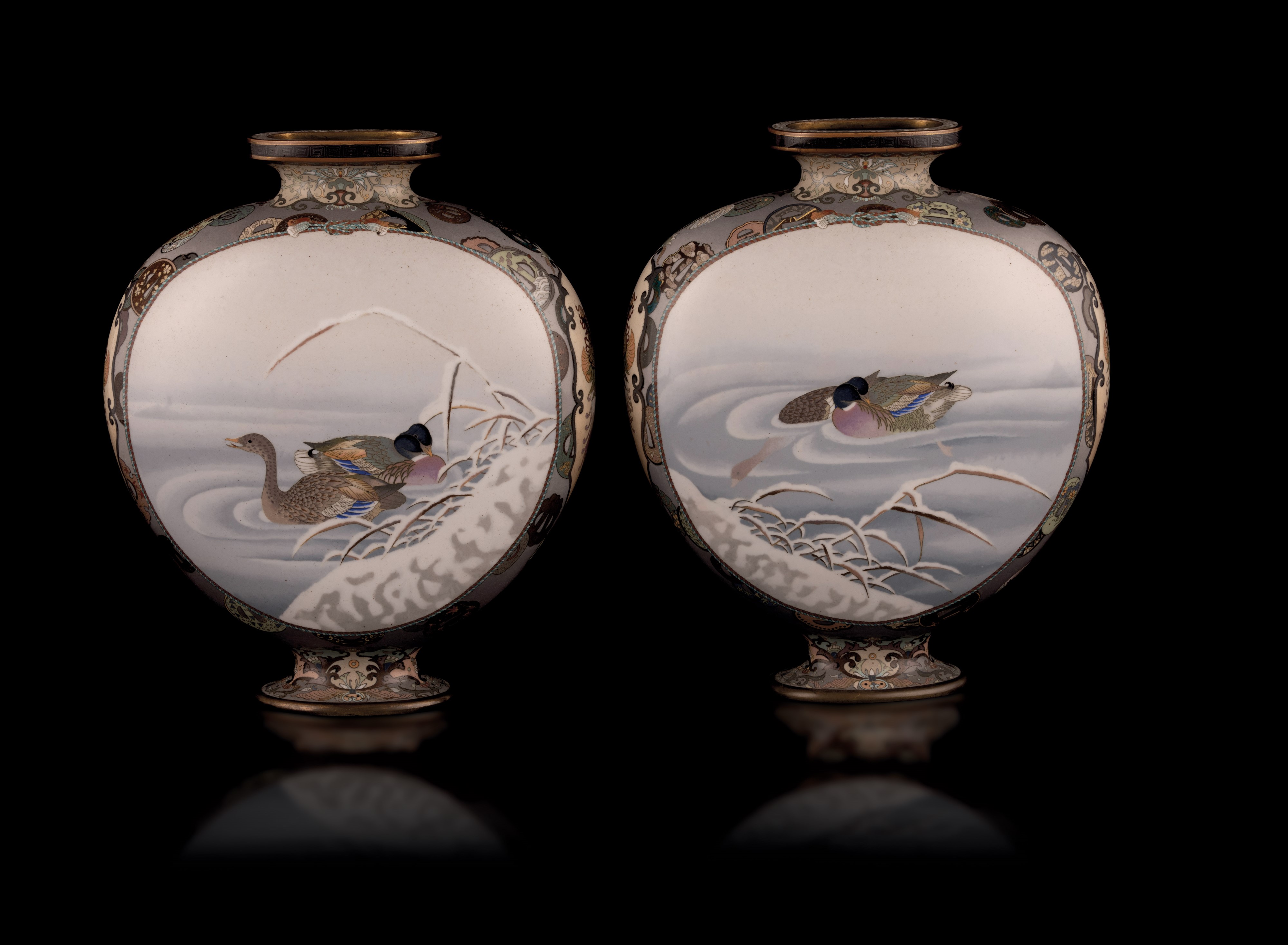 Rara Coppia di Moon Flask Cloisonné con Figure di Samurai e di Anatre nello Stagno in Paesaggio I...