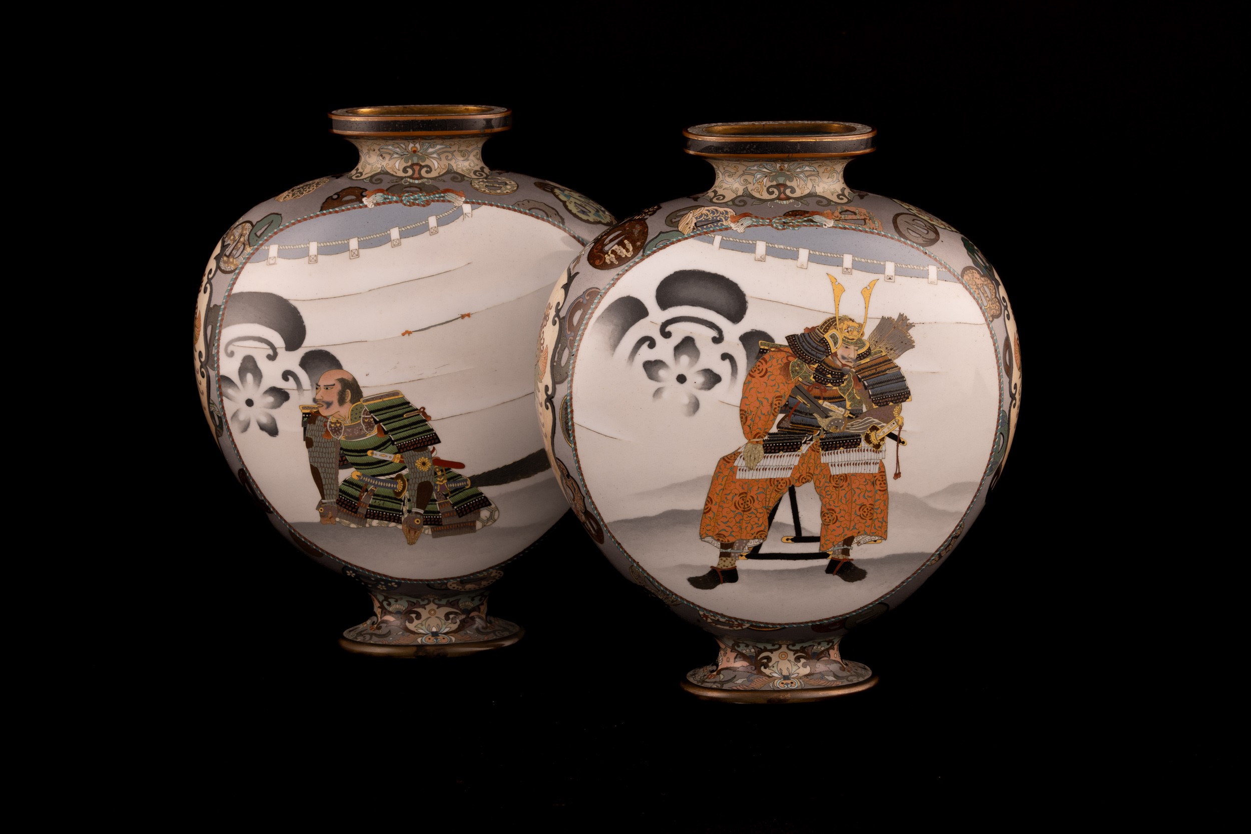 Rara Coppia di Moon Flask Cloisonné con Figure di Samurai e di Anatre nello Stagno in Paesaggio I...