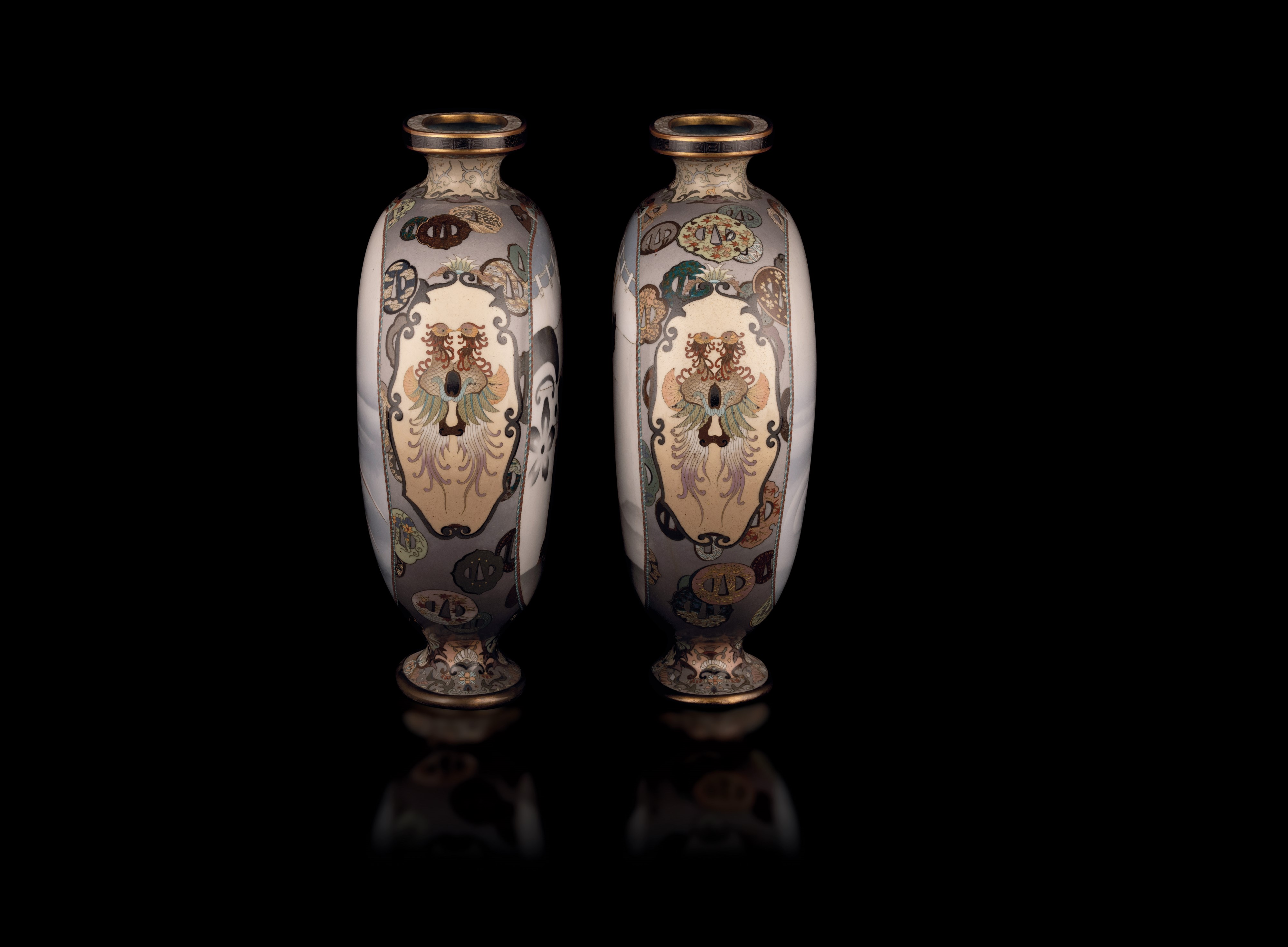 Rara Coppia di Moon Flask Cloisonné con Figure di Samurai e di Anatre nello Stagno in Paesaggio I...