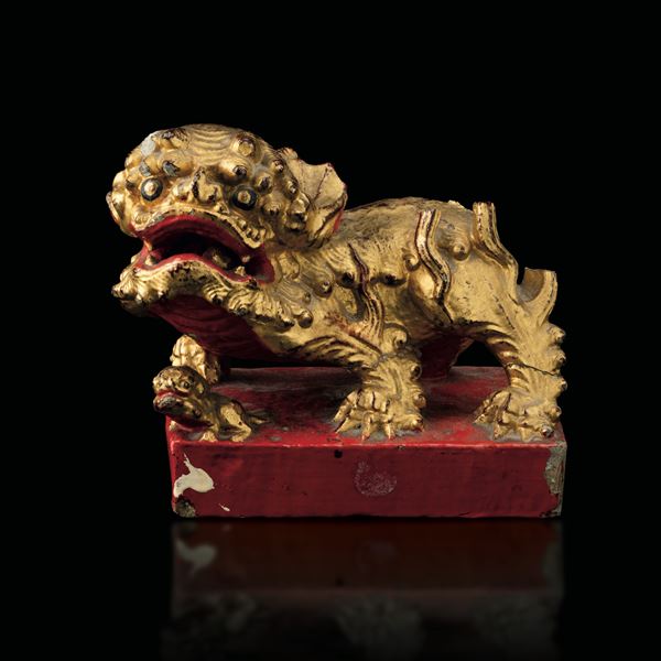 Figura di leone in legno intagliato e dorato con tracce di monocromia, Cina, Dinastia Qing, XIX secolo