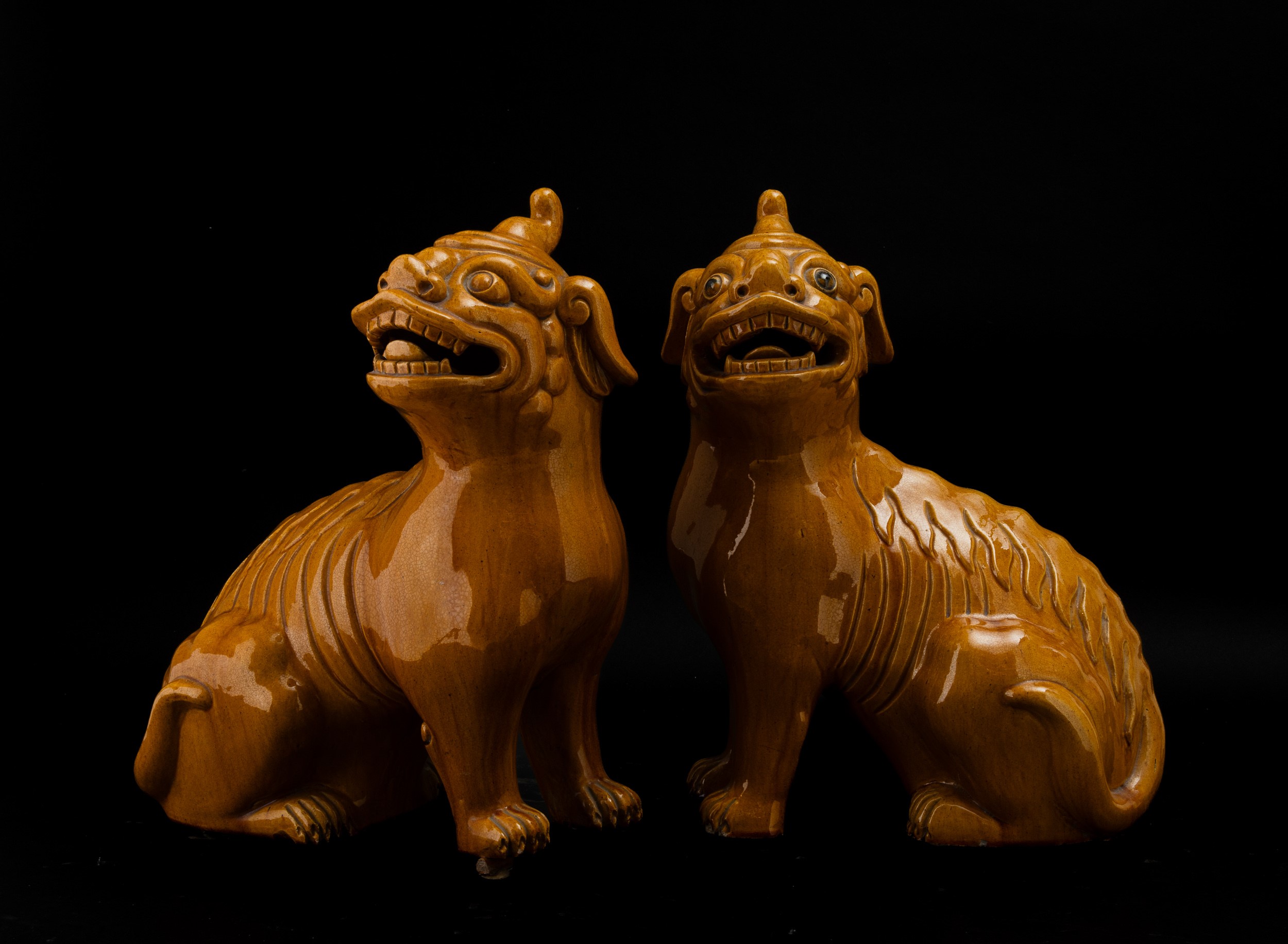 Coppia di Cani di Pho in Porcellana Monocroma Color Giallo, Cina, Fine XIX Secolo