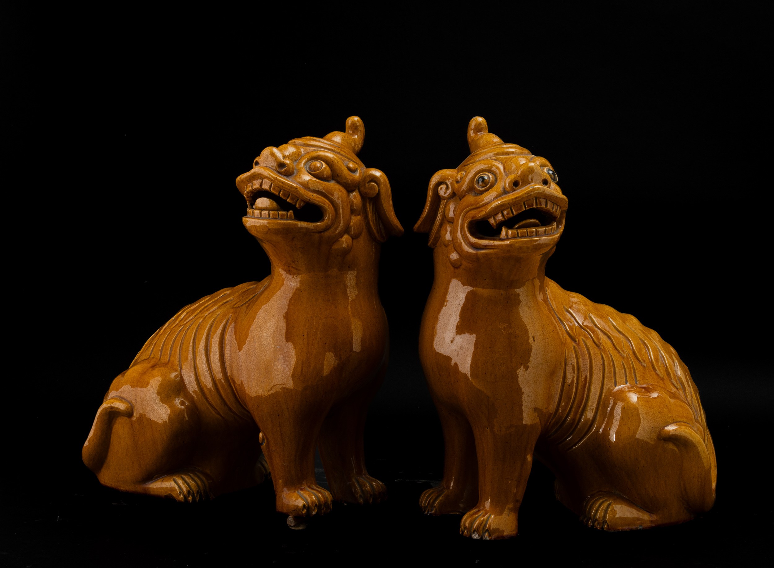 Coppia di Cani di Pho in Porcellana Monocroma Color Giallo, Cina, Fine XIX Secolo