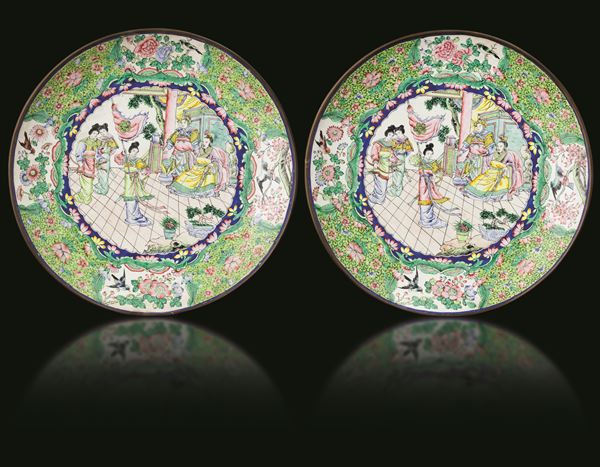 Coppia di piatti in smalto su rame con decori floreali e scene di vita di corte entro riserve, Cina, Repubblica
