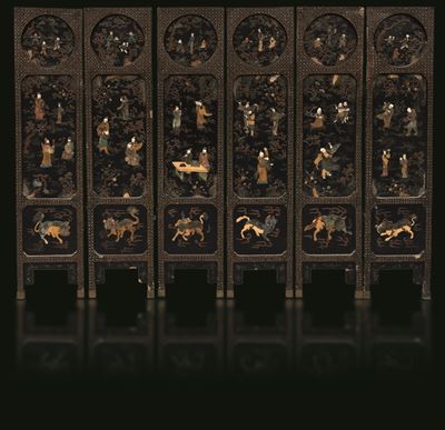 Paravento a Sei Ante a Fondo Nero in Lacca con Inserti in Pietre Dure Raffigurante Scena di Vita ...
