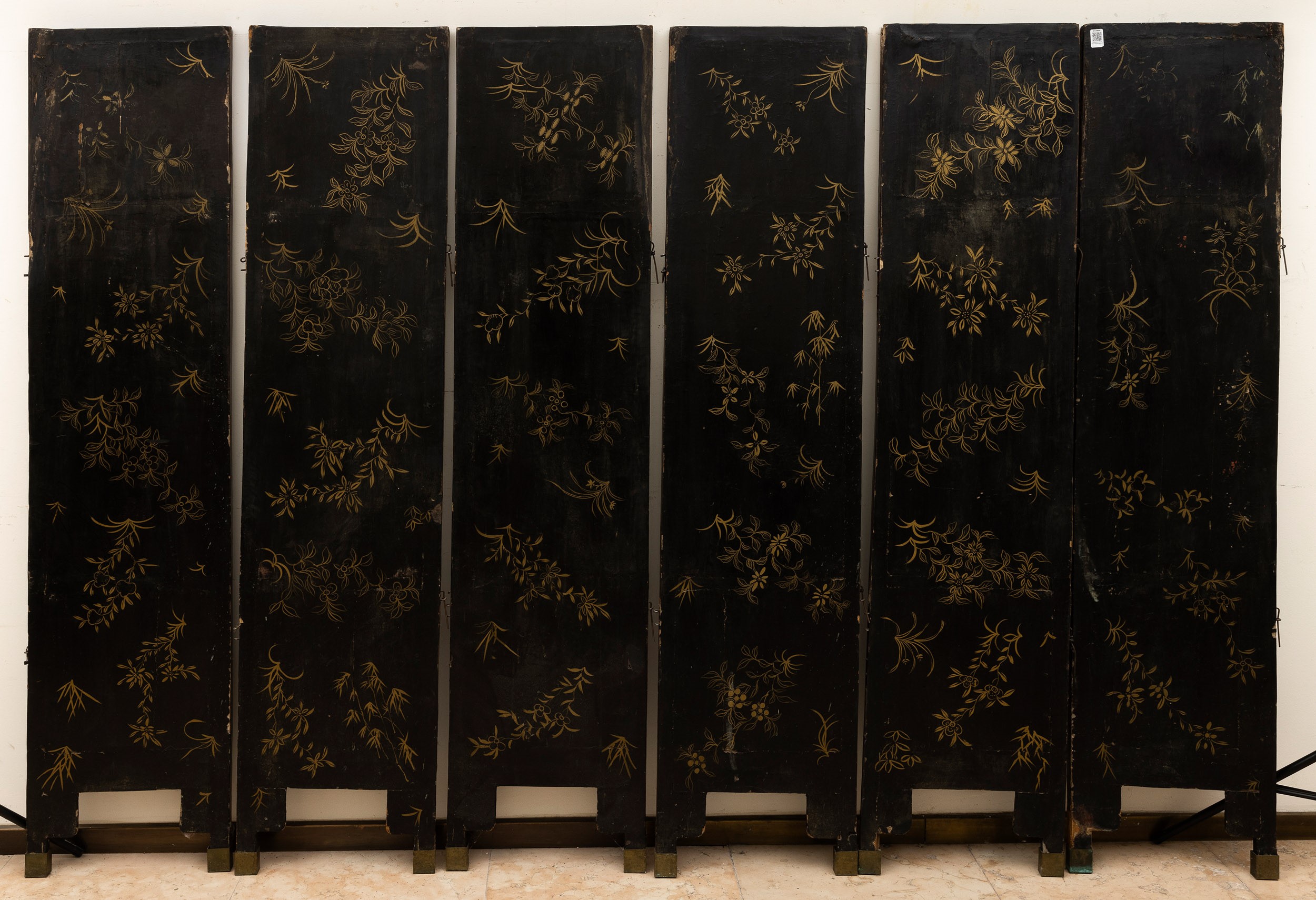 Paravento a Sei Ante a Fondo Nero in Lacca con Inserti in Pietre Dure Raffigurante Scena di Vita ...