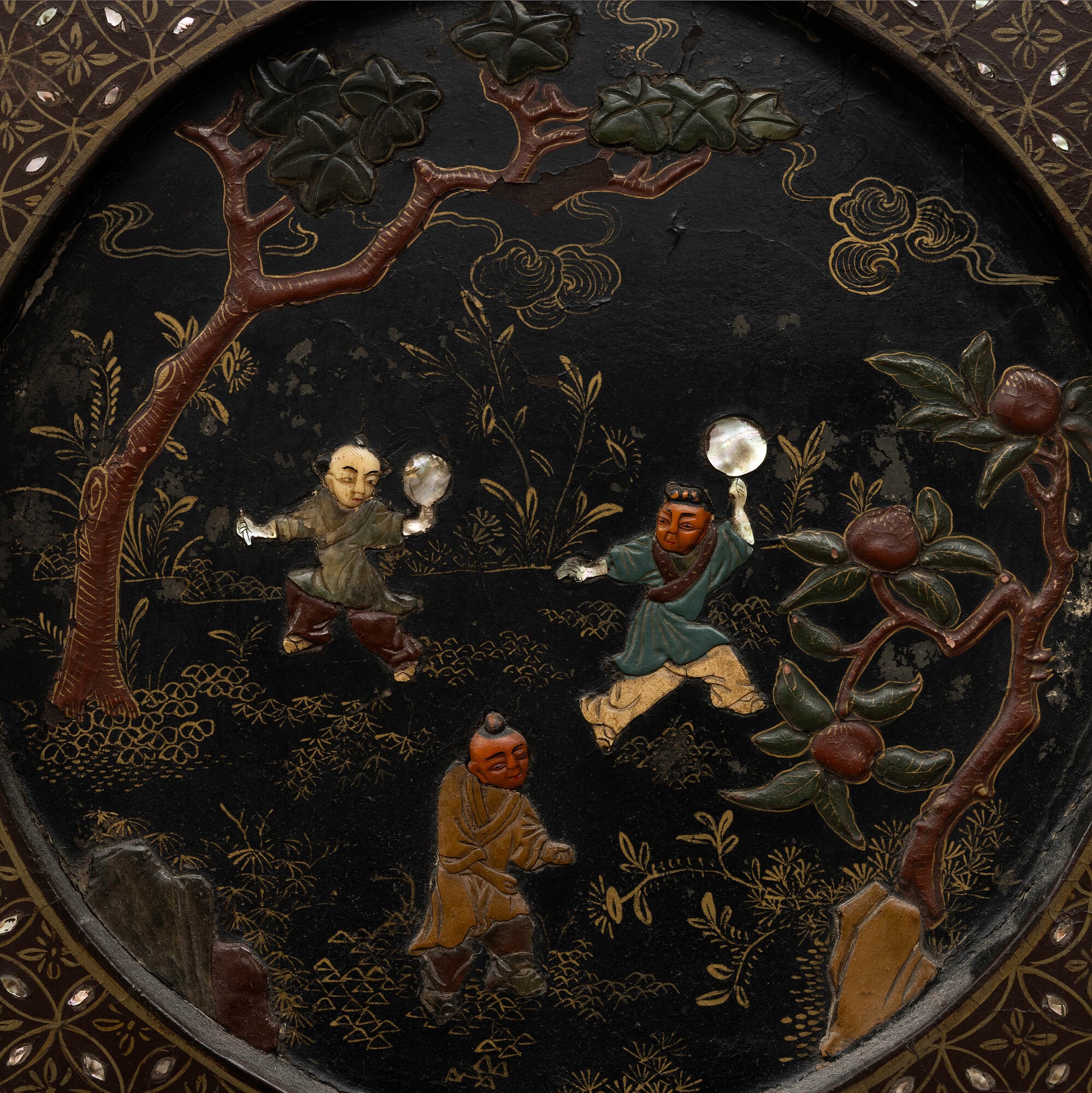 Paravento a Sei Ante a Fondo Nero in Lacca con Inserti in Pietre Dure Raffigurante Scena di Vita ...