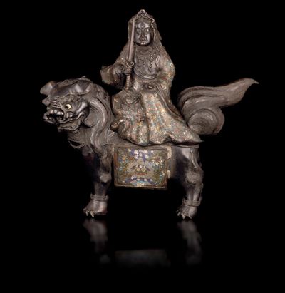 Figura di Samurai in Bronzo Cloisonné su Cane di Pho, Giappone, Periodo Meiji (1868-1912)