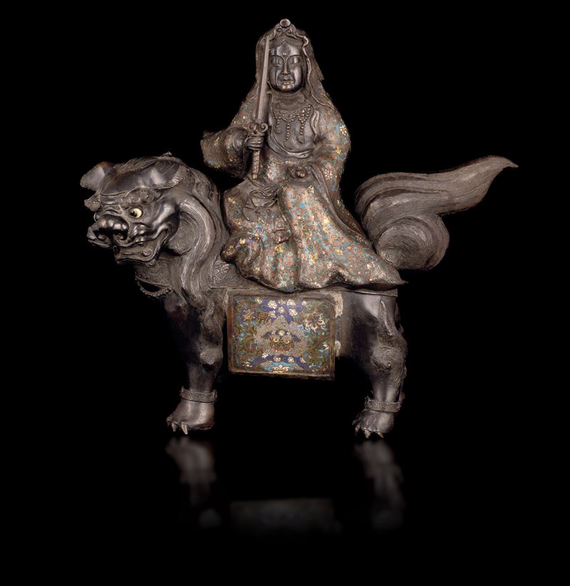 Figura di Samurai in bronzo cloisonné su cane di Pho, Giappone, periodo Meiji (1868-1912)  - Auction Asian Art - II - Cambi Casa d'Aste