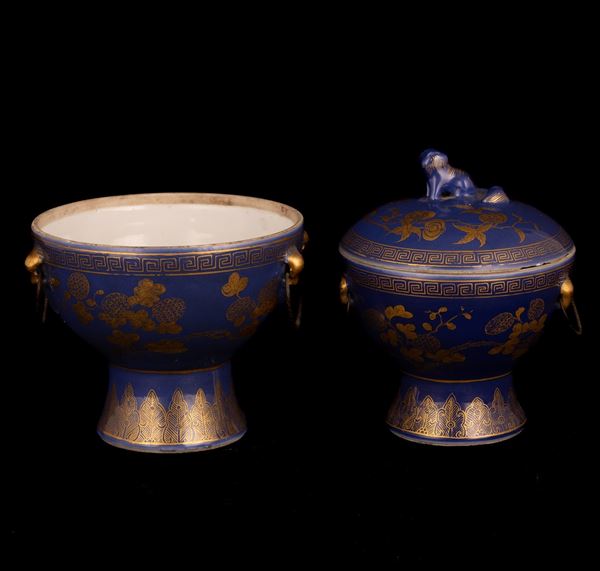 Coppia di ciotole in porcellana a fondo blu con motivi floreali dorati, una delle ciotola presenta coperchio con cane di Pho a rilievo, Cina, Dinastia Qing, marca e del periodo Guangxu (1875-1908)