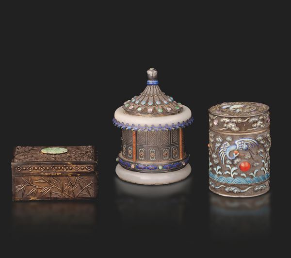 Lotto composto di tre scatole in argento e smalti con inserti di giade e pietre dure, Cina, inizio XX secolo