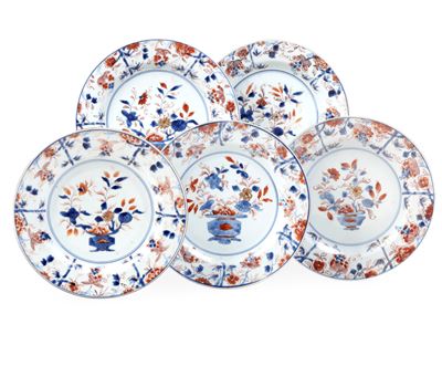 Cinque Piatti in Porcellana Imari. Cina, Dinastia Qing, Epoca Qianlong, (1736-1796)