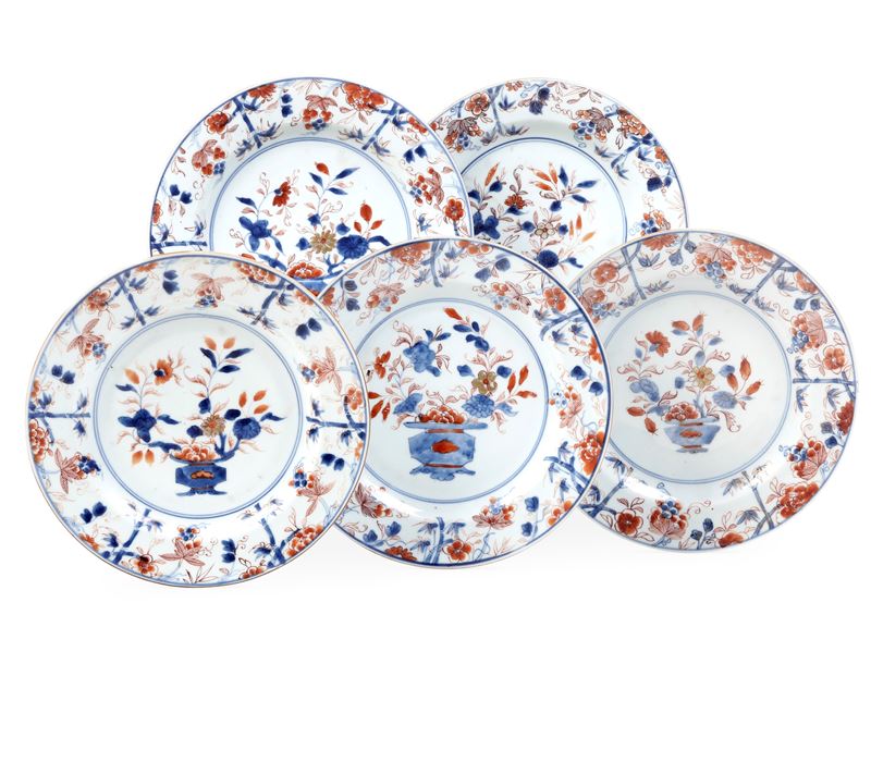 Cinque piatti in porcellana Imari.  Cina, Dinastia Qing, epoca Qianlong, (1736-1796)  - Auction Italian Mansions - Cambi Casa d'Aste