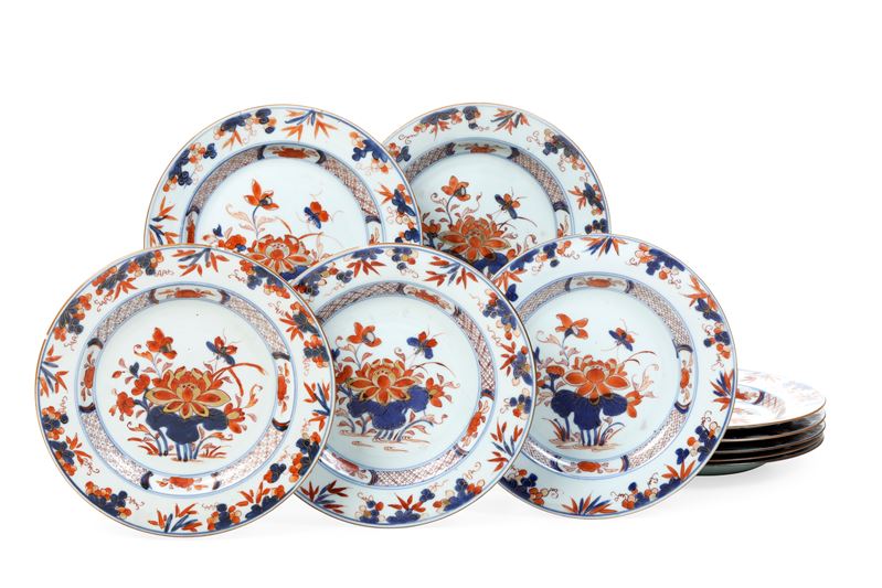 Dieci piatti in porcellana Imari. Cina, Dinastia Qing, epoca Qianlong, (1736-1796)  - Auction Italian Mansions - Cambi Casa d'Aste