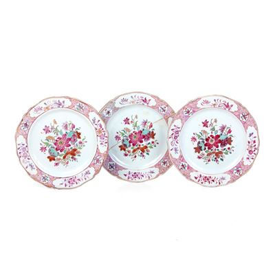Tre Piatti in Porcellana Famiglia Rosa con Motivi Floreali. Cina, Dinastia Qing, Epoca Qianlong (...