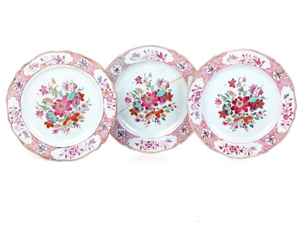 Tre piatti in porcellana Famiglia Rosa con motivi floreali. Cina, Dinastia Qing, epoca Qianlong (1736-1796)
