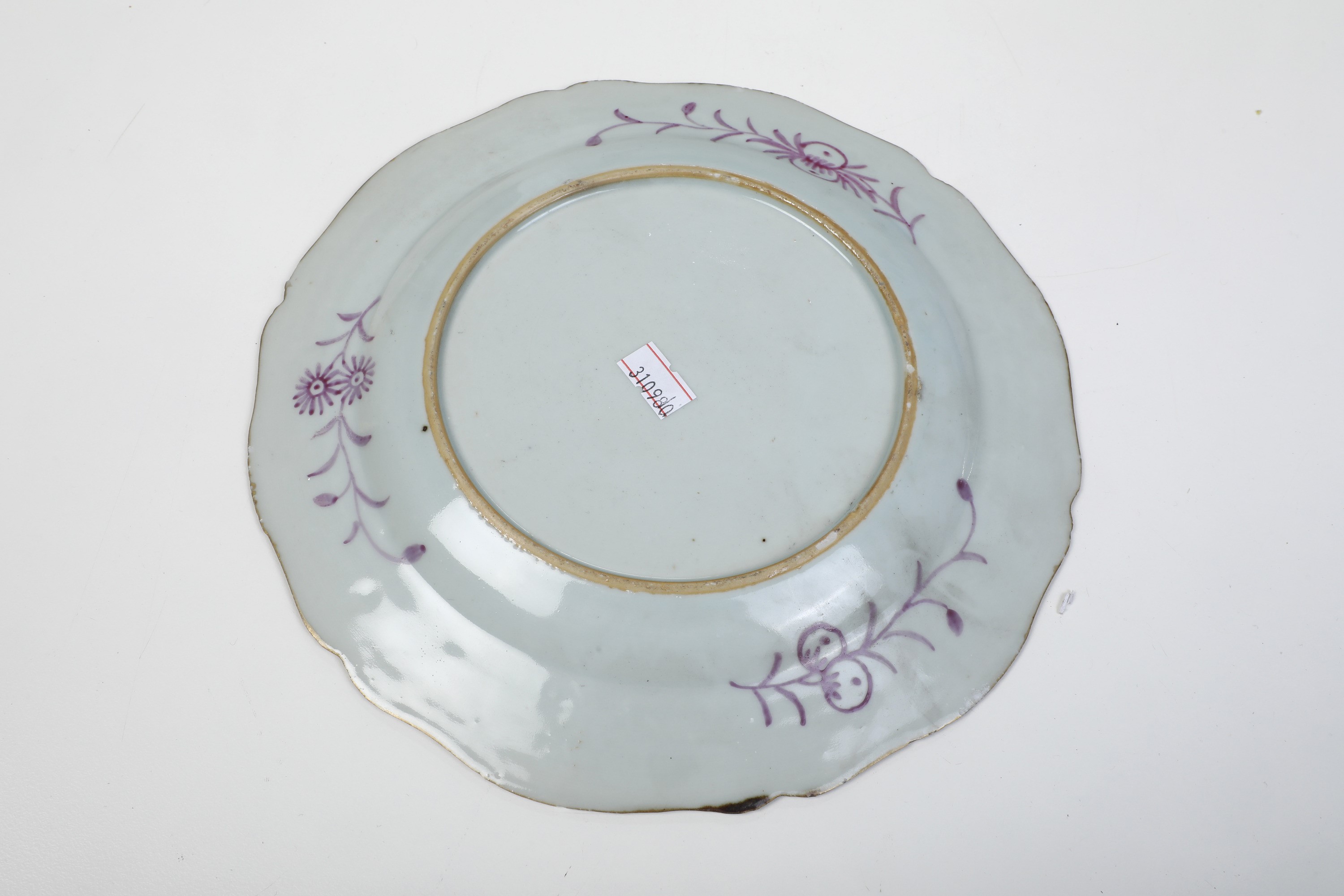 Tre Piatti in Porcellana Famiglia Rosa con Motivi Floreali. Cina, Dinastia Qing, Epoca Qianlong (...
