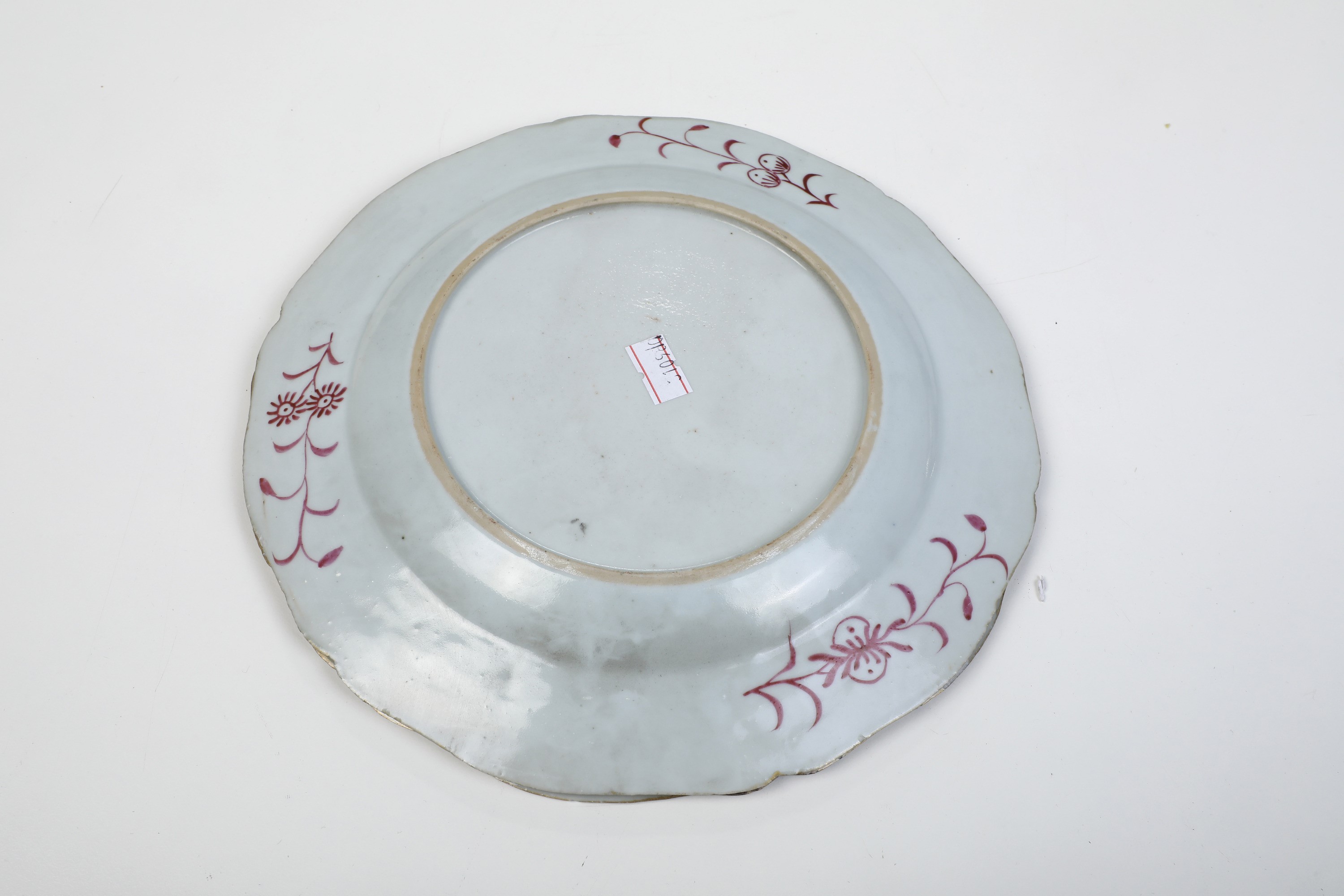 Tre Piatti in Porcellana Famiglia Rosa con Motivi Floreali. Cina, Dinastia Qing, Epoca Qianlong (...