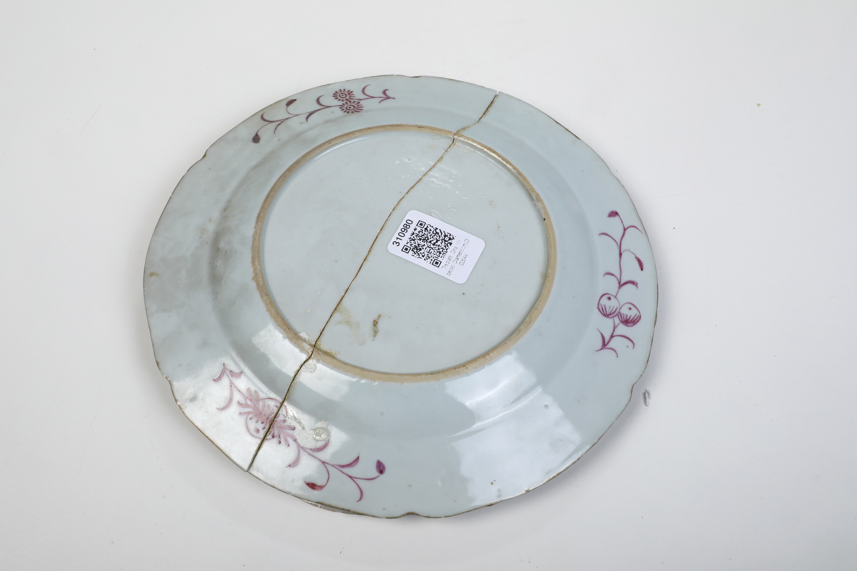 Tre Piatti in Porcellana Famiglia Rosa con Motivi Floreali. Cina, Dinastia Qing, Epoca Qianlong (...