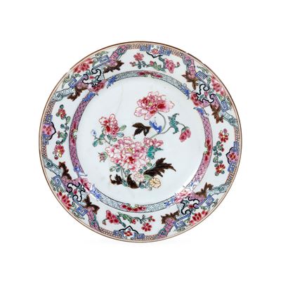Piatto in Porcellana Famiglia Rosa con Motivi Floreali. Cina, Epoca Yongzheng (1723-1735)