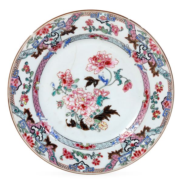 Piatto in porcellana Famiglia Rosa con motivi floreali. Cina, epoca Yongzheng (1723-1735)