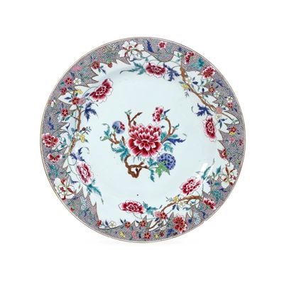Piatto in Porcellana a Decoro Policromo e Floreale. Cina, Epoca Yongzheng (1723-1735)