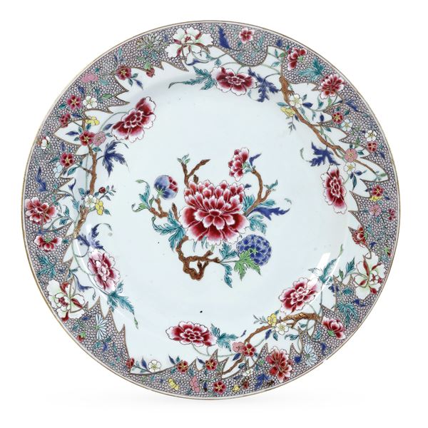 Piatto in porcellana a decoro policromo e floreale. Cina, epoca Yongzheng (1723-1735)