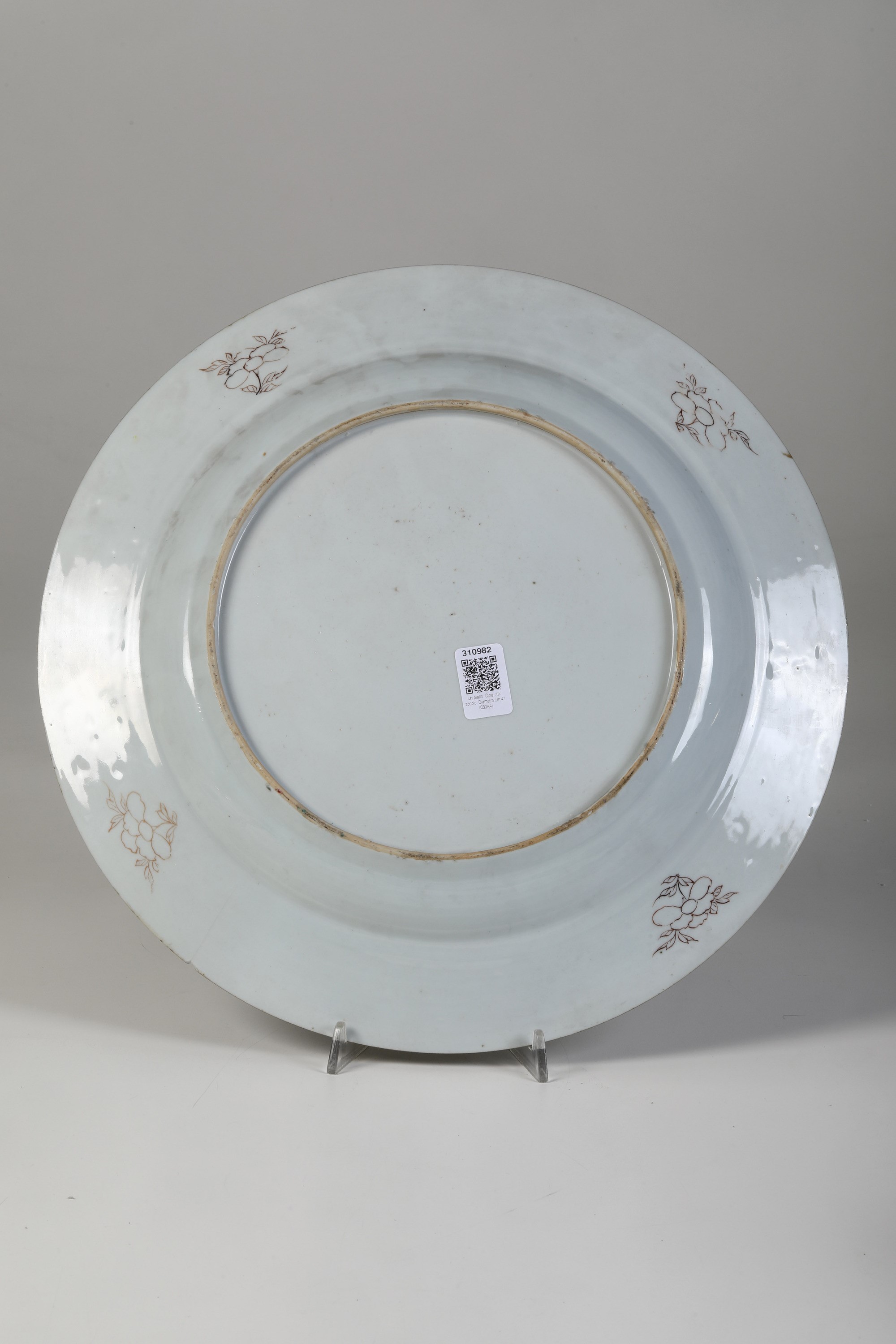Piatto in Porcellana a Decoro Policromo e Floreale. Cina, Epoca Yongzheng (1723-1735)
