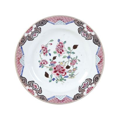 Piatto in Porcellana Famiglia Rosa a Motivi Floreali. Cina, Dinastia Qing, Epoca Qianlong (1736-1...