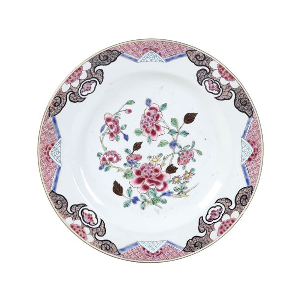 Piatto in porcellana Famiglia Rosa a motivi floreali. Cina, Dinastia Qing, epoca Qianlong (1736-1796)