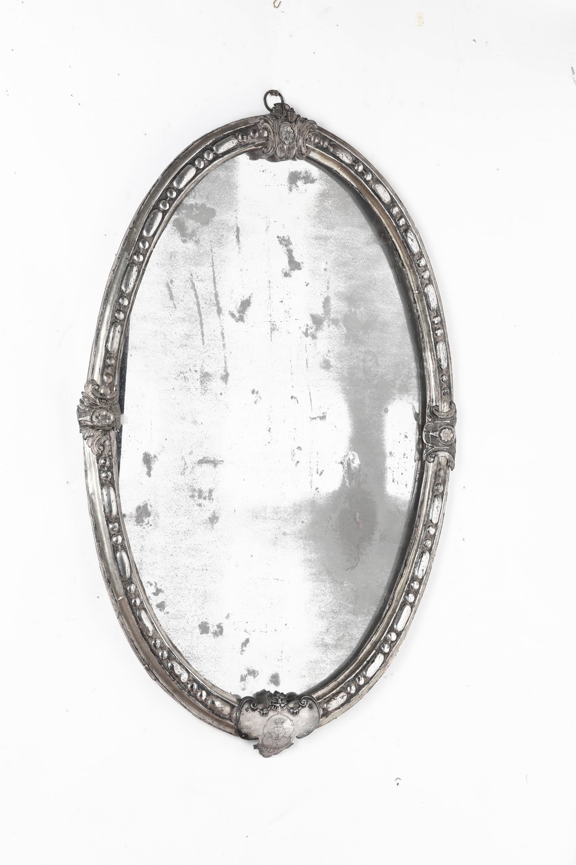 Cornice ovale, argento fuso, sbalzato e cesellato con specchio, Italia centrale, inizi XVIII seco...