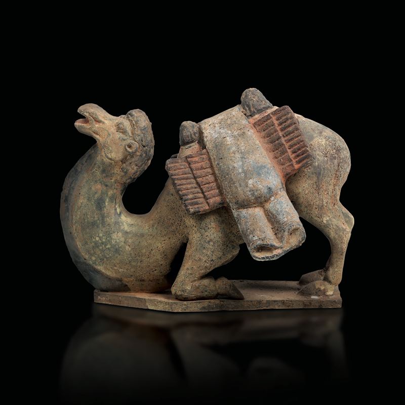 Figura di cammello in terracotta con tracce di policromia, Cina, Dinastia Tang (618-906)  - Asta Fine Asian Works of Art - Cambi Casa d'Aste