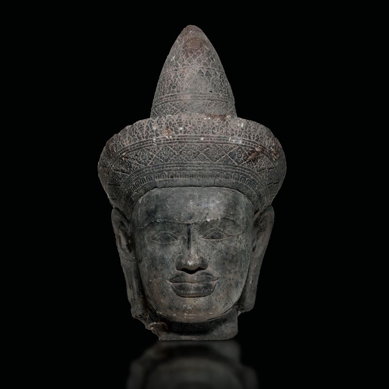 Testa scolpita in pietra raffigurante divinità, Gandhara, II secolo  - Asta Fine Asian Works of Art - Cambi Casa d'Aste