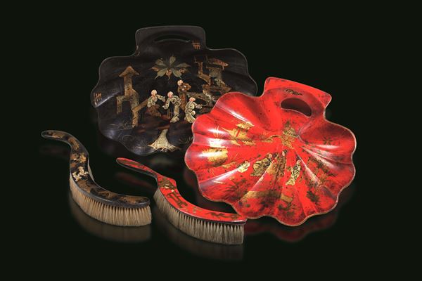 Set di 2 vassoietti in legno laccato con spazzoli raffiguranti scene di vita comune, Cina, Dinastia Qing, XIX secolo