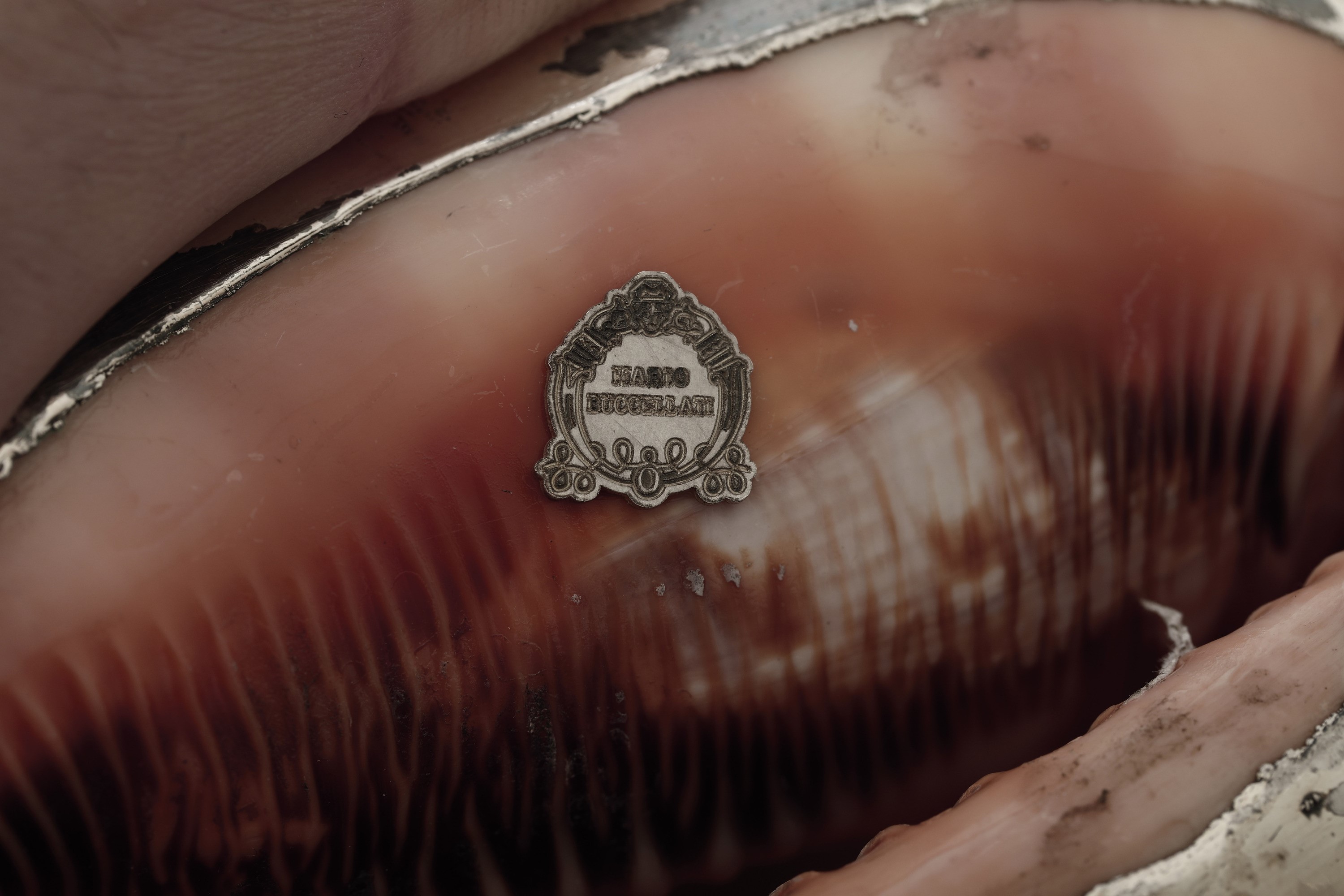 Mario Buccellati (etichetta), Due conchiglie rivestite in argento