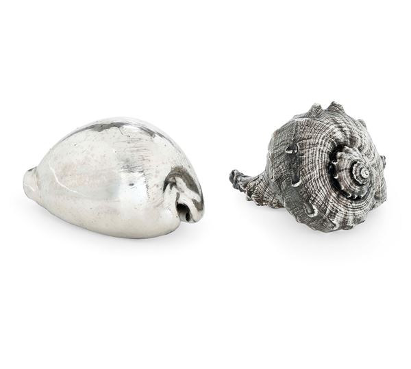 Due conchiglie rivestite in argento. Etichetta scudo Mario Buccellati. Italia XX-XXI secolo