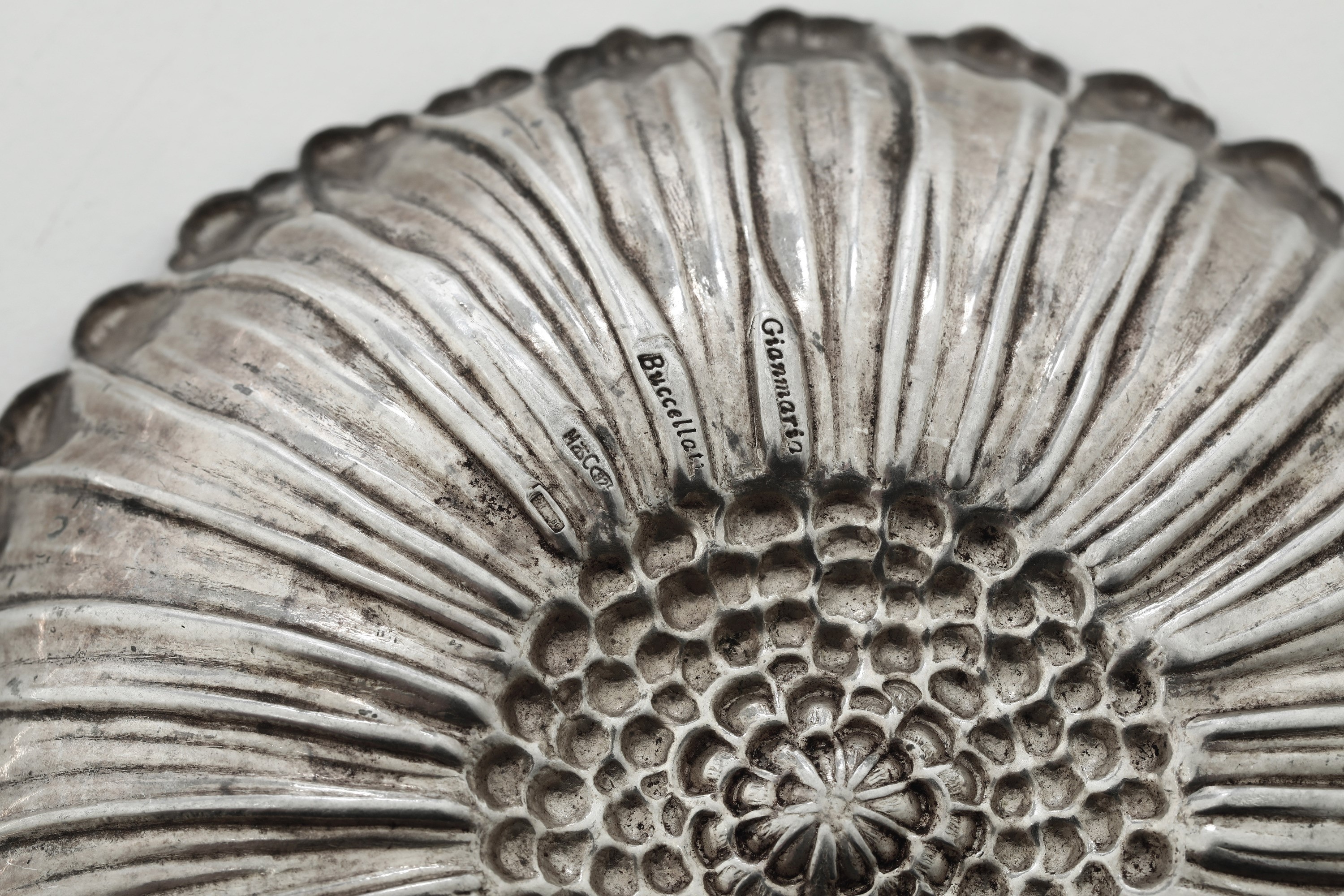 Buccellati (attribuito), Ciotola a fiore in argento con decoro a fiore