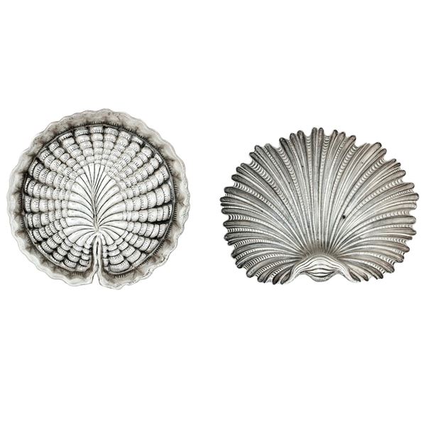 Due ciotole, una a conchiglia una a foglia di ninfea.   Maison Gianmaria Buccellati. Argentiere Clementi, Bologna. Italia XX-XXI secolo