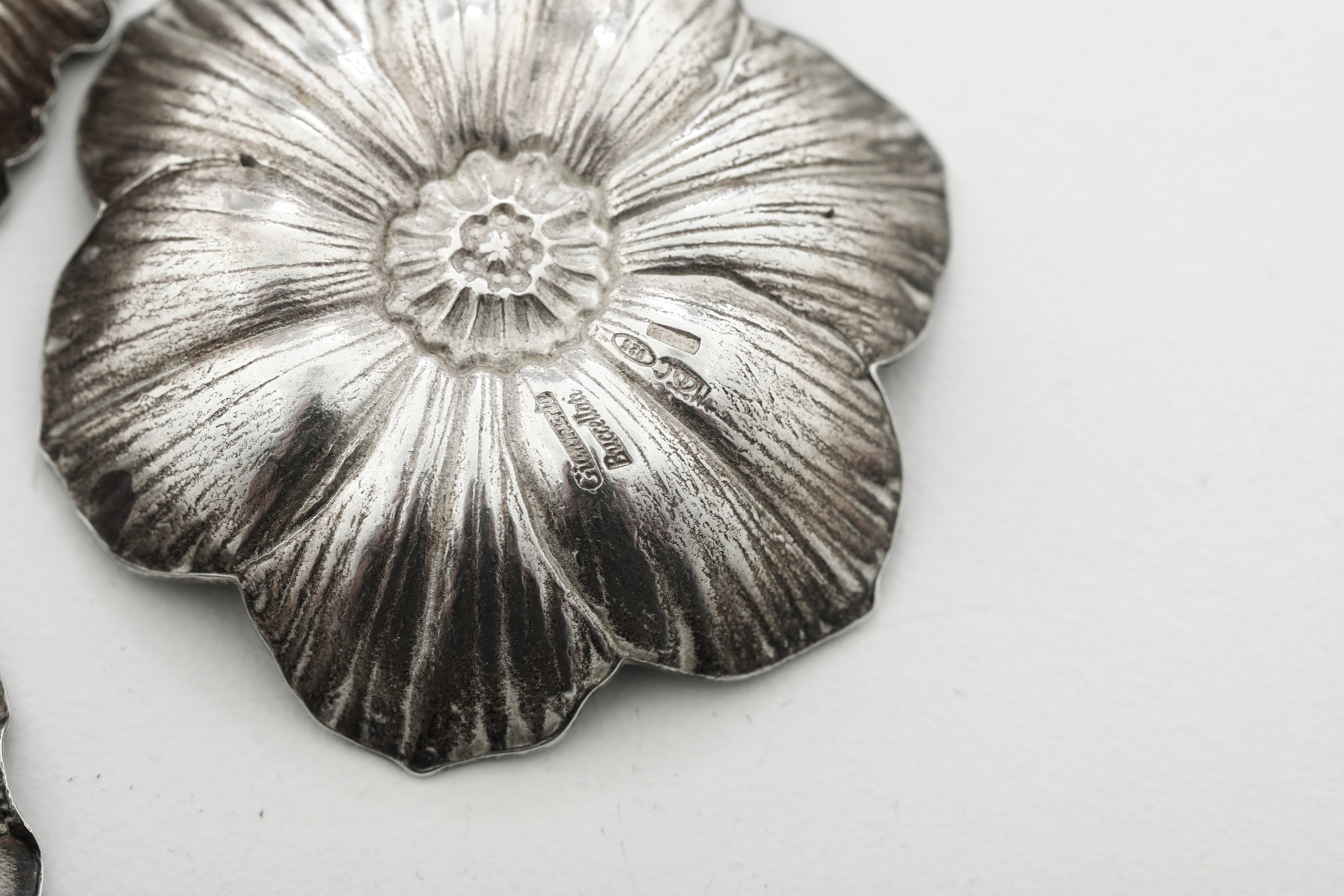Maison Gianmaria Buccellati, Tre segnaposto (due a fiore e uno a conchiglia), argento, XX-XXI sec...
