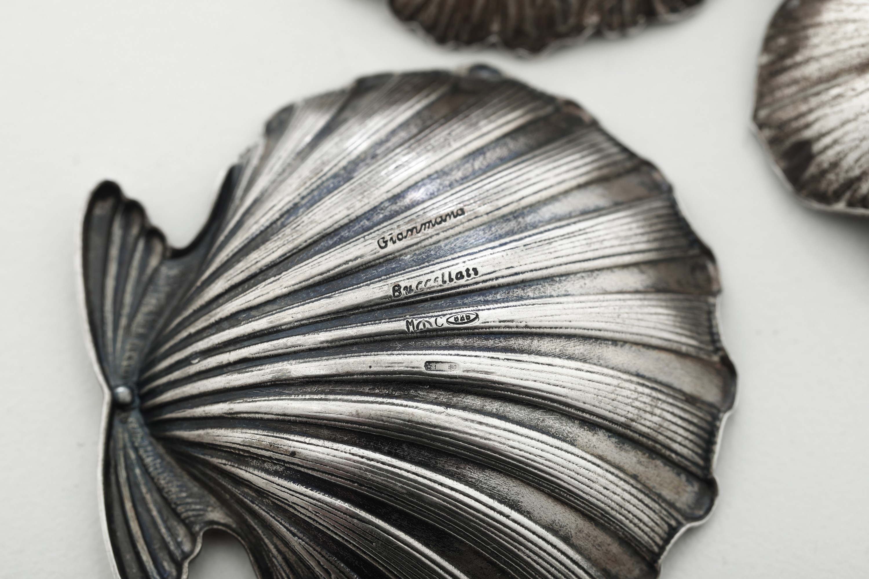 Maison Gianmaria Buccellati, Tre segnaposto (due a fiore e uno a conchiglia), argento, XX-XXI sec...